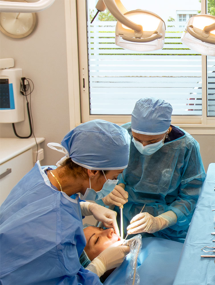 Docteur Stéphanie Henriques, en tenue stérile, effectuant un soin sur une patiente