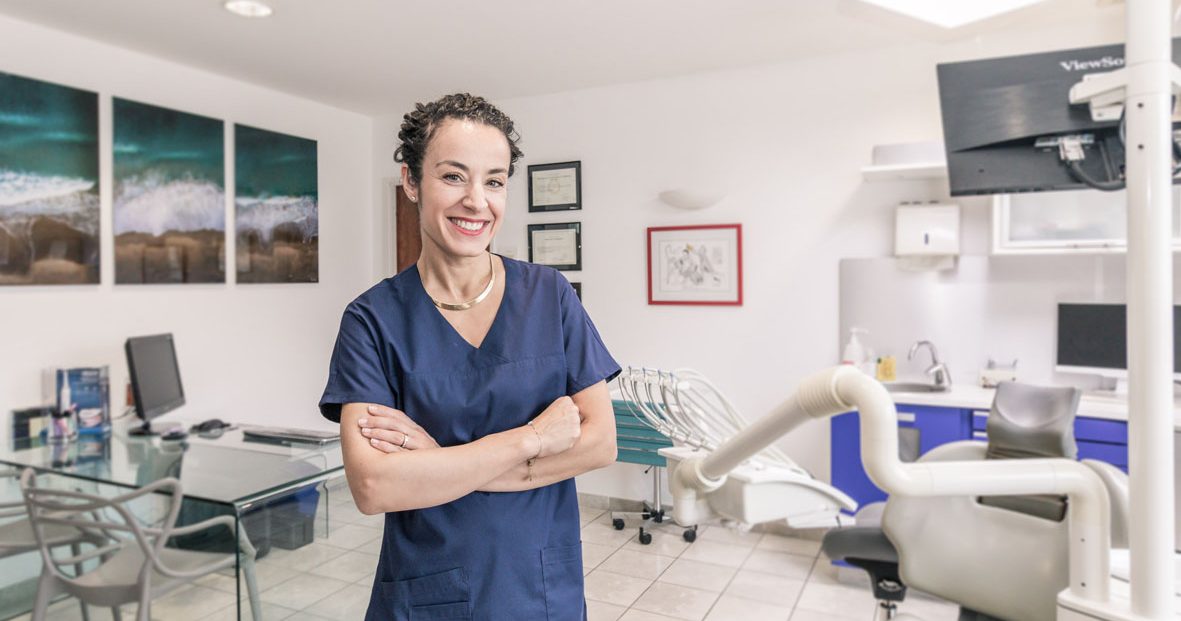 Docteur Stephanie Henriques, chirurgien dentiste à Albi (81) spécialisée en implantologie et parodontie